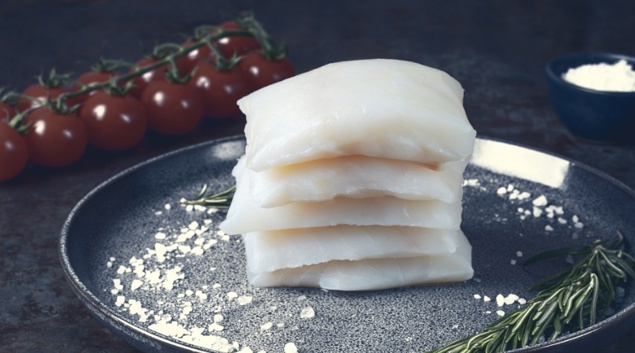 Filety divoké pacifické tresky na sobě